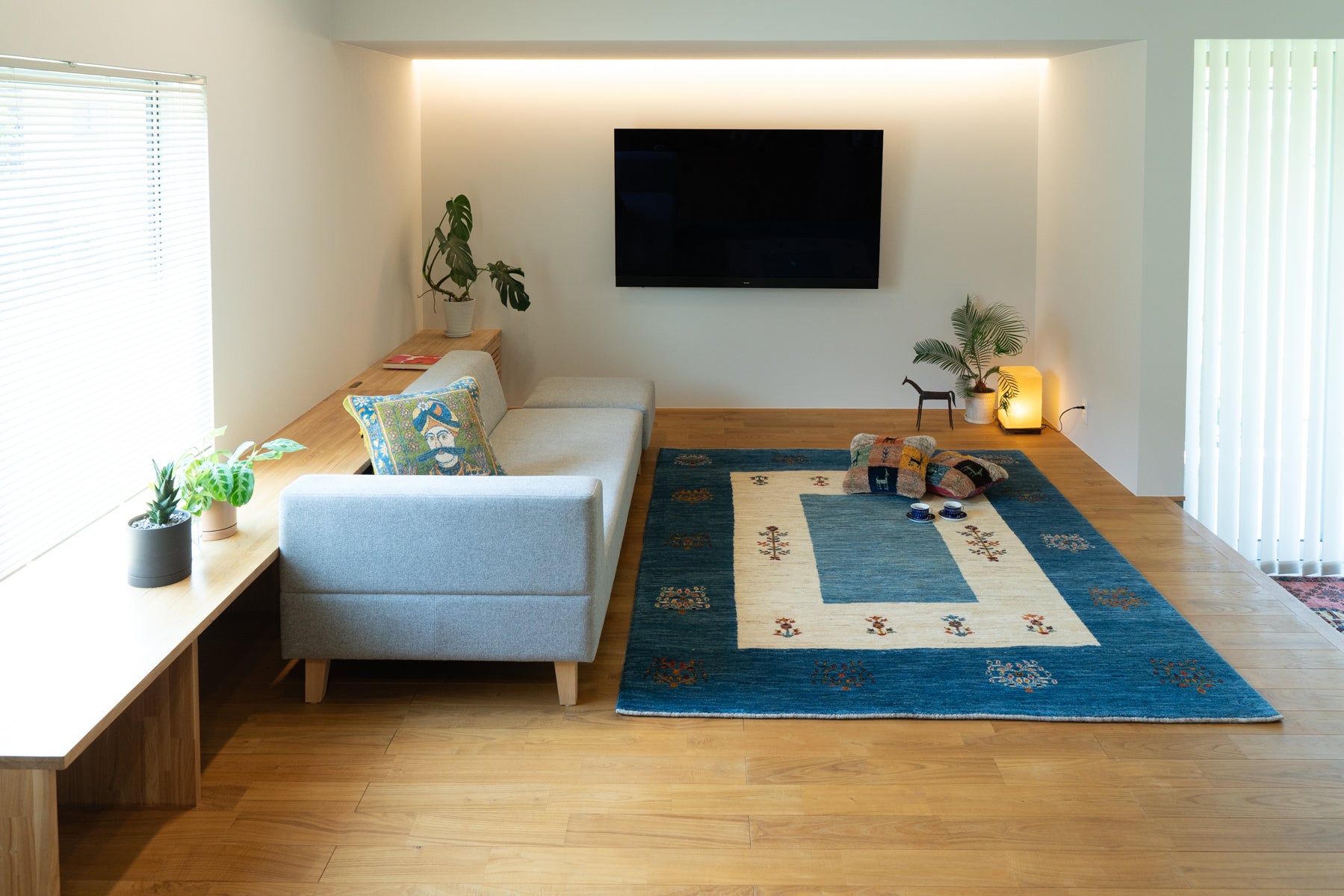 青のペルシャ絨毯+室内風景