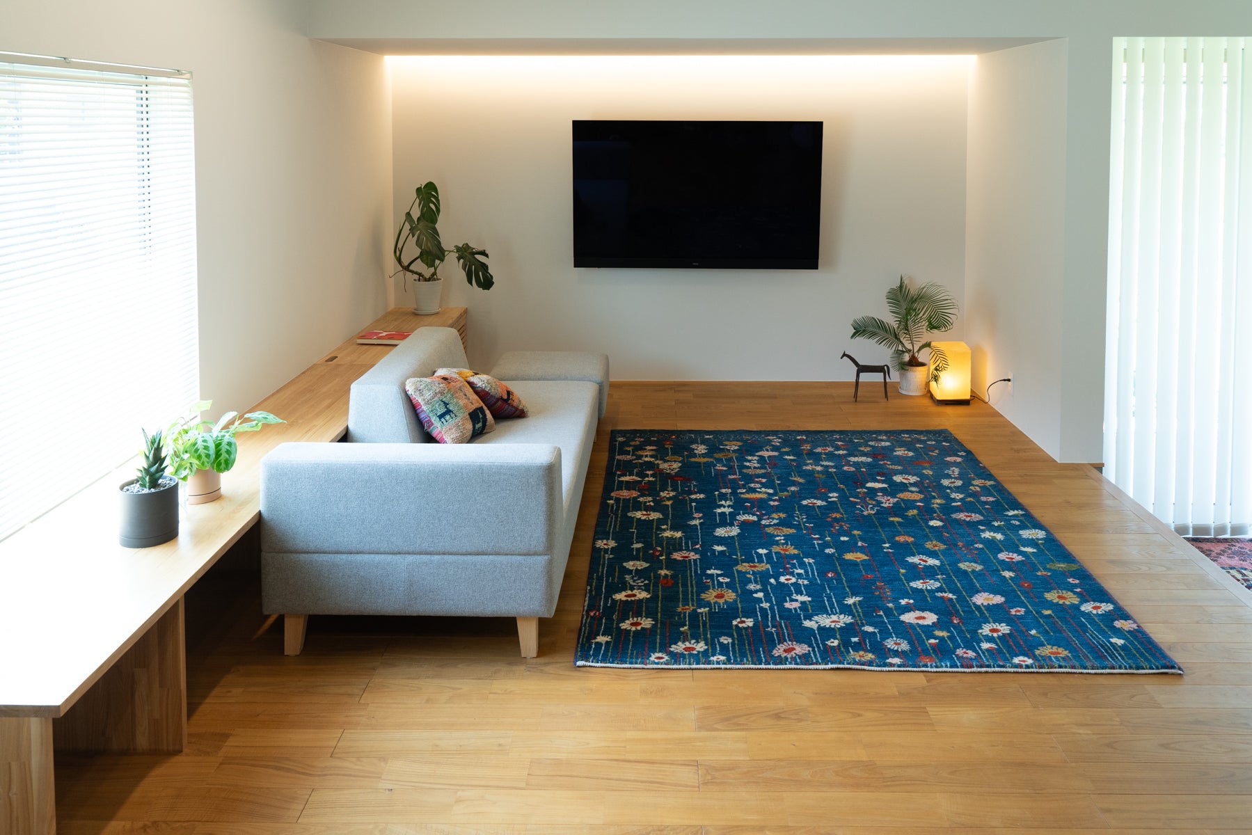 青のペルシャ絨毯+室内風景